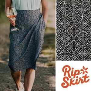 Ripskirt Hawaii Length 4 Black Pearl Batik Patern Black White Size L